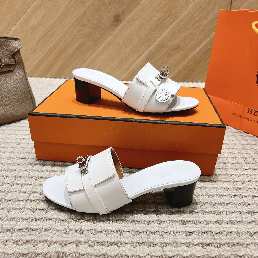👟👟Ex-factory price 540👟👟 High version of the 2024 spring and summer new HERMES Hermès counter new style. The wedge-heeled Erjiu sandals and slippers, which have been extremely popular recently, are paired with various colorful socks. They are very trendy. Upper: cowhide. Outsole: technological imitation wood sole. Heel height: about 7cm. Size: Female 35-41 (40/41 non-refundable and non-exchangeable)